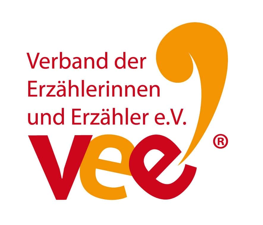 Logo mit rotem deutschem Text „Verband der Erzählerinnen und Erzähler e.V.“ (vee) und einem orangefarbenen, stilisierten Sprechzeichen über den Buchstaben „ee“.